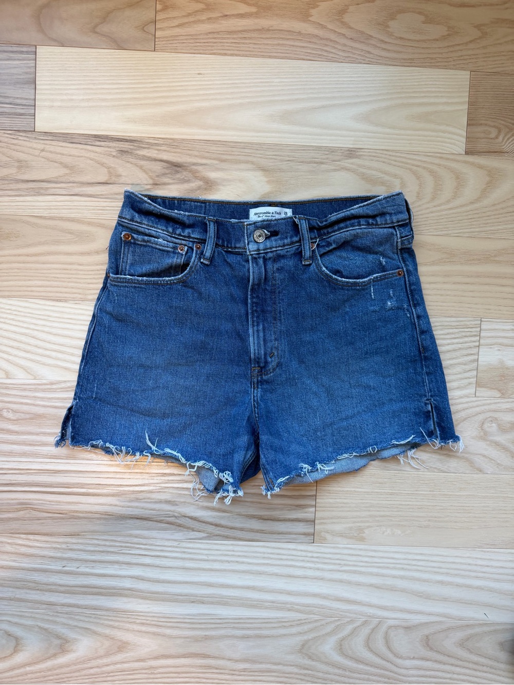 Abercrombie & Fitch High Rise Mom Shorts Medium Wash – Size 28/6